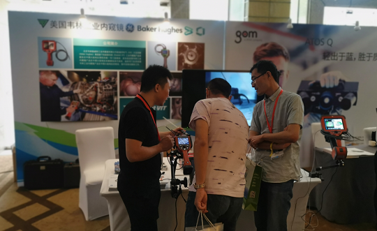 北京韋林意威特工業(yè)內(nèi)窺鏡有限公司的技術(shù)人員，正在為與會(huì)者介紹韋林工業(yè)內(nèi)窺鏡在汽車檢測(cè)方面的應(yīng)用